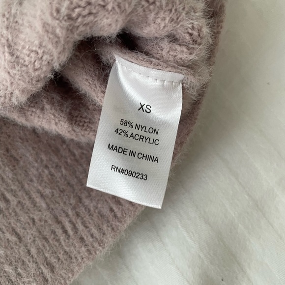 EUC Kendall & Kylie Dream Girl Fuzzy Cropped Sweater Sz XS - Picture 9 of 10